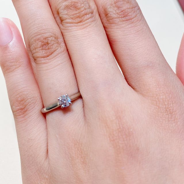 【カルティエ(Cartier)の口コミ】 デザインはシンプルな一粒ダイヤモンドで、高級感がありました。
婚約指輪…