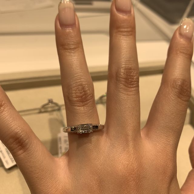 【和光ブライダルブティックギンザの口コミ】 エメラルドカットなので、上品な雰囲気でした。
リング自体にもミル打ちの…