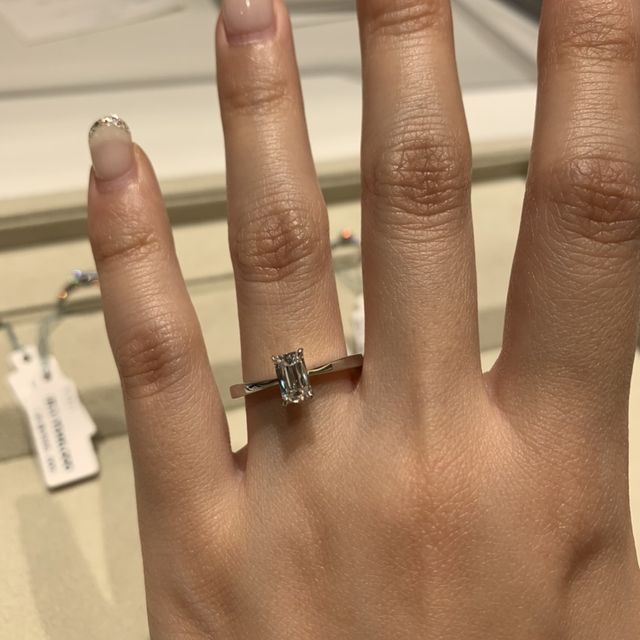 【和光ブライダルブティックギンザの口コミ】 縦型のエメラルドカットの婚約指輪です。
ブリリアントカットの指輪も検討…