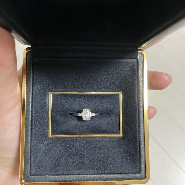 【グラフ(GRAFF)の口コミ】 エメラルドカットの指輪を探していました。
指のサイズが4号なので、リン…