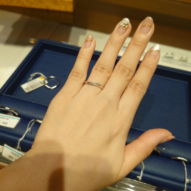 【銀座ダイヤモンドシライシの口コミ】 シンプルで派手すぎないデザインです。さり気なくキラキラしていて綺麗で…