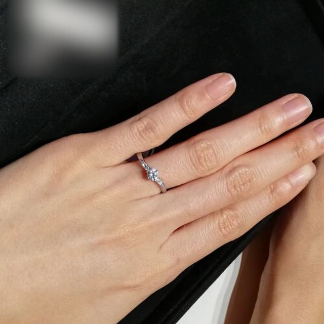 【BRILLIANCE+(ブリリアンスプラス)の口コミ】 センターのダイヤモンドとサイドのメレダイヤの大きさのバランスが程よく…