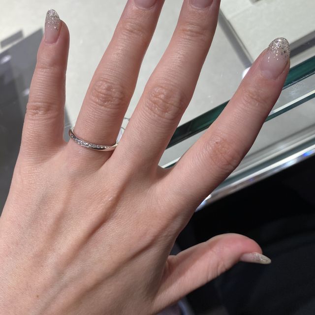 【アイプリモ(I-PRIMO)の口コミ】 ダイアが沢山入っている指輪が良かったので一目惚れでした。華奢なリング…