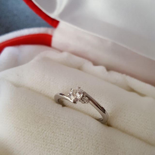 【中央宝石研究所の口コミ】 婚約指輪なので、主人が外商の方とお話をして決めてくれました。
なので、…
