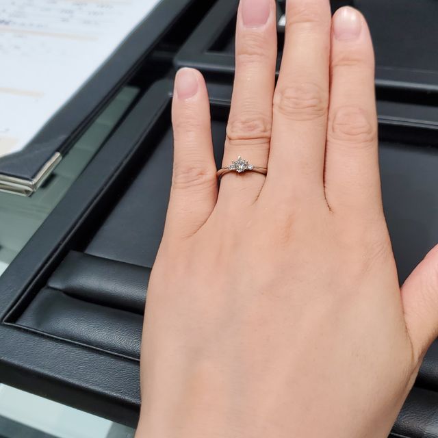 【ラザール ダイヤモンド(LAZARE DIAMOND)の口コミ】 真ん中に大きいダイヤが付いていて、左右に小さいメレダイヤがついている…