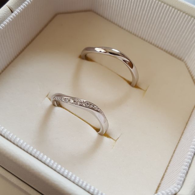 【4℃ BRIDAL(ヨンドシーブライダル)の口コミ】 もとから波打った感じのデザインが良かったため、
この指輪を見た瞬間にこ…
