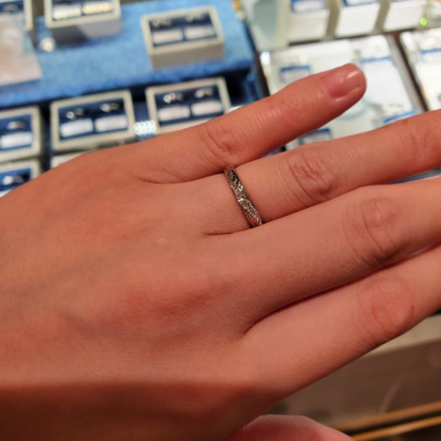 【Something Blue(サムシングブルー)の口コミ】 ストレートリングで、斜めにダイヤが入っているデザインが少ななかった中…