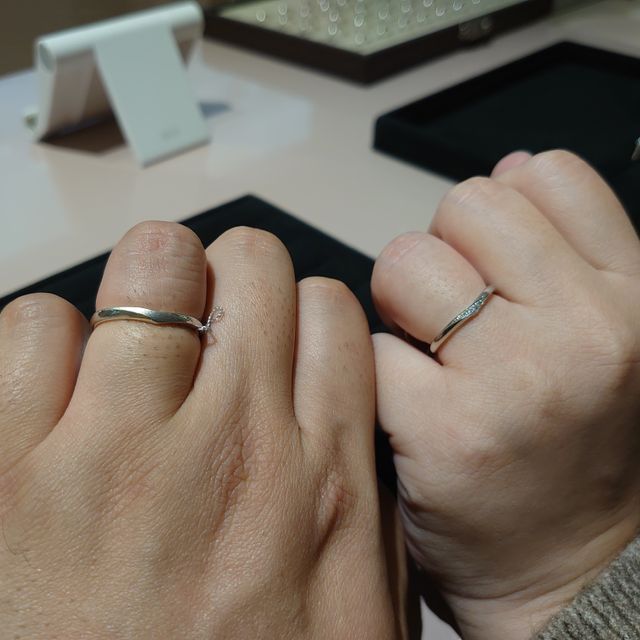 【TRECENTI(トレセンテ)の口コミ】 婚約指輪との重ね付けを想定しており、派手になりすぎないものを選びたか…