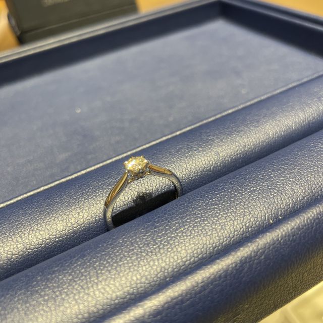 【銀座ダイヤモンドシライシの口コミ】 指輪のデザインで決めました。デザインは白百合をモチーフにしたデザイン…