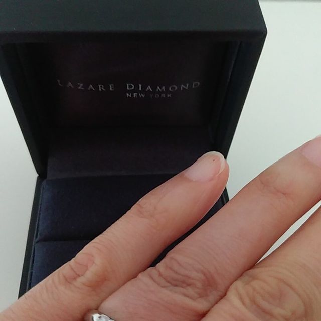 【ラザール ダイヤモンド(LAZARE DIAMOND)の口コミ】 ダイヤが沢山付いている指輪が希望でした。エタニティーとかなり迷いまし…