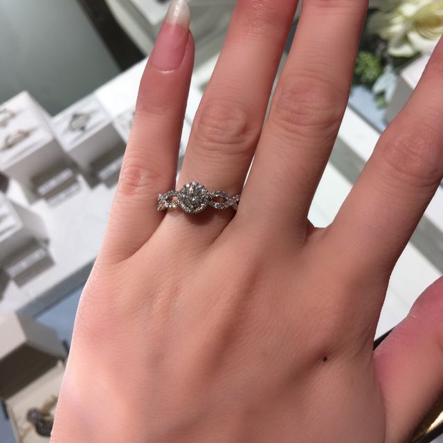 【ヴァンドーム青山(VENDOME AOYAMA)の口コミ】 珍しいデザイン。中央のダイヤをそこまで大きくしなくても、メレダイヤの…