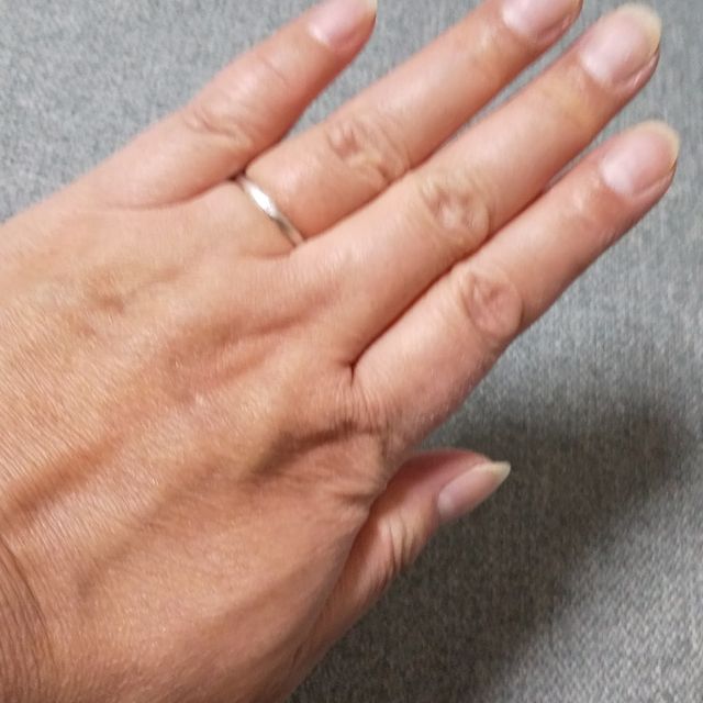 【VERITE(ベリテ)の口コミ】 艶消しタイプでリング表面にはさざ波のようなウェイブがあり小さなダイヤ1…