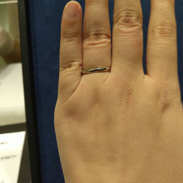 【4℃ BRIDAL(ヨンドシーブライダル)の口コミ】 ダイヤが入っているものと迷いましたが、家事をしている時等にも気にせず…