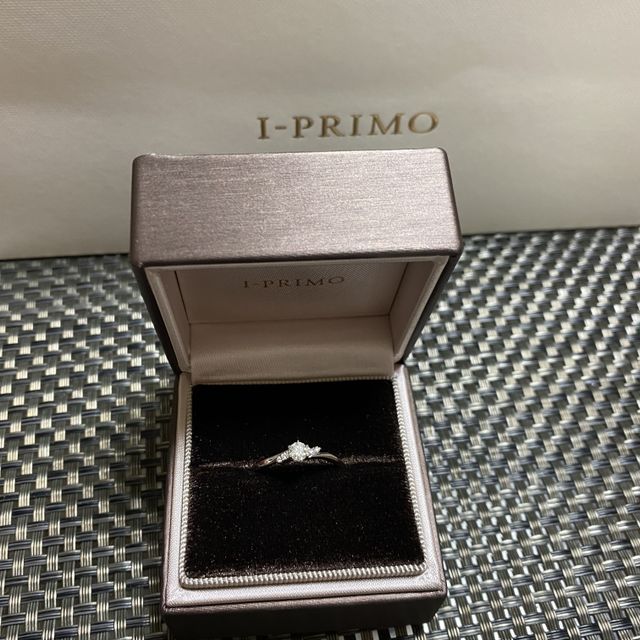 【アイプリモ(I-PRIMO)の口コミ】 曲線のデザイン･小さな石がセンターを挟むように両隣についているものを希…