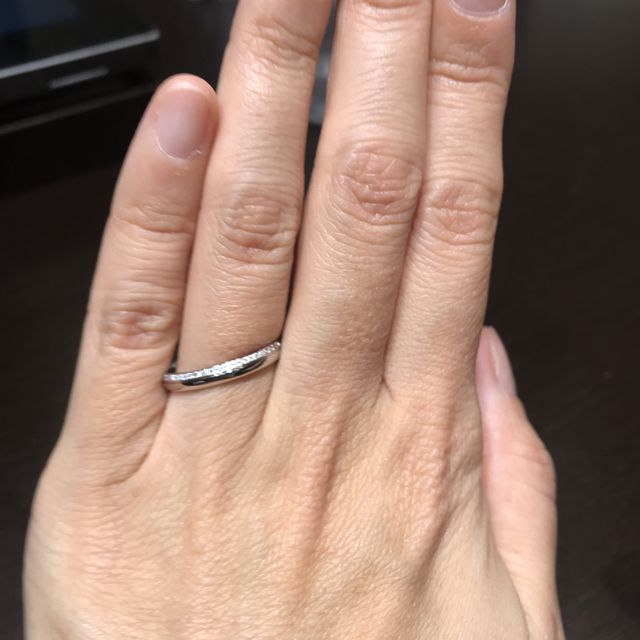 【TRECENTI(トレセンテ)の口コミ】 ストレートのデザインにメレダイアがハーフエタニティの様に埋め込まれた…