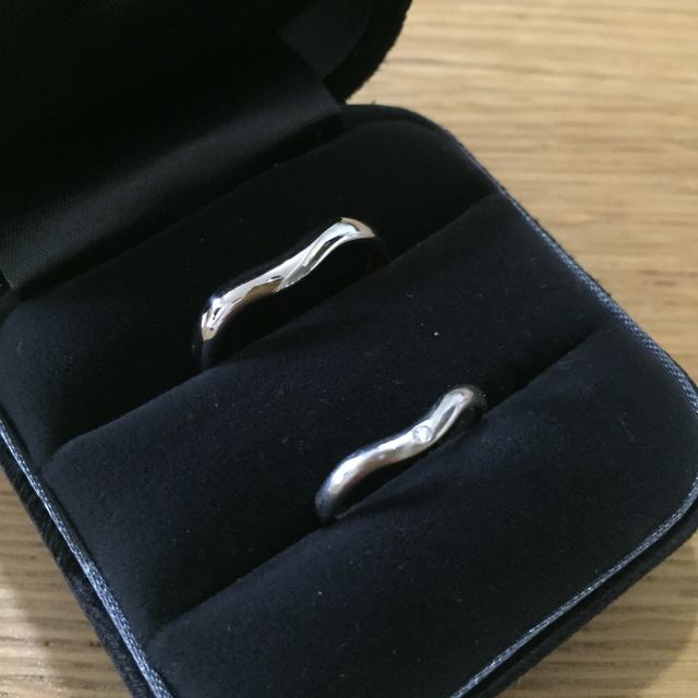 【ティファニー(Tiffany & Co.)の口コミ】 いろいろ試してみましたが、一番指に馴染んだ気がします。
指輪中央に入っ…