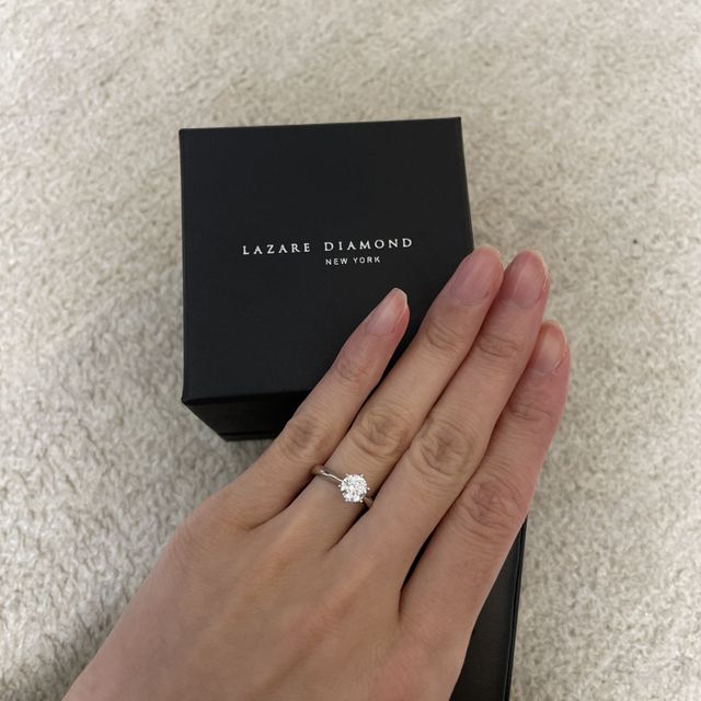 【ラザール ダイヤモンド(LAZARE DIAMOND)の口コミ】 ザ婚約指輪が欲しく、デザインはシンプルにして、ダイヤのカラットと輝き…