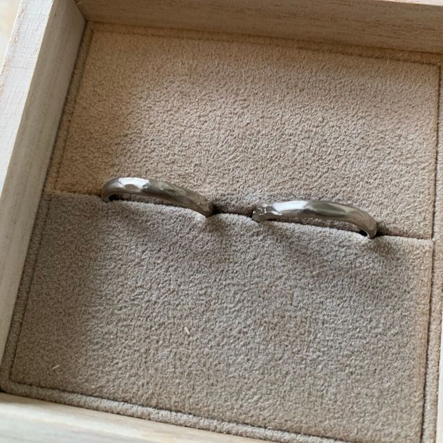 【YUKA HOJO(ユカホウジョウ)の口コミ】 ブランドの職人さんが１点ずつ指輪外側に模様を打ち込み、マンゴーツリー(…