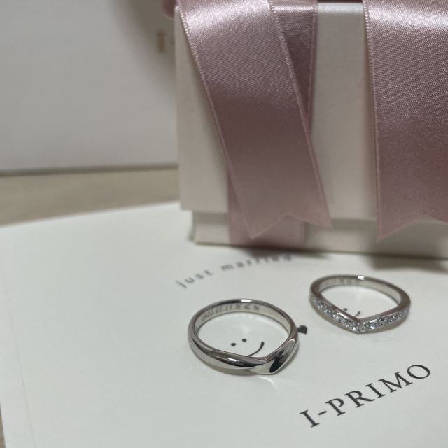 【アイプリモ(I-PRIMO)の口コミ】 婚約指輪と重ねづけがしたく、似合うものがＶ字になっているリングをずっ…