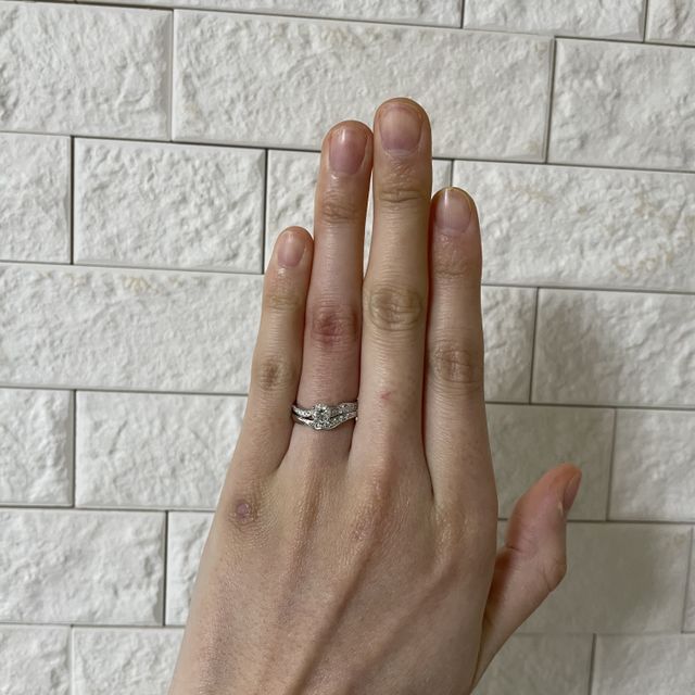 【俄(にわか)の口コミ】 元々は他のデザインでストレートラインのものを中心に指輪を探していたの…