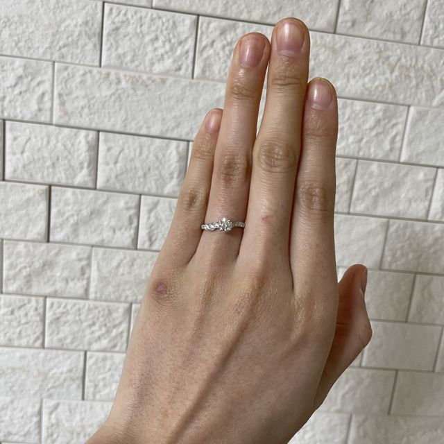 【俄(にわか)の口コミ】 元々は他のデザインでストレートラインのものを中心に指輪を探していたの…