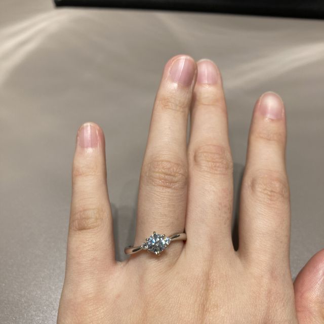 【4℃ BRIDAL(ヨンドシーブライダル)の口コミ】 何となくデザインは決まっていたのですが、大きな石のソリティアはやっぱ…