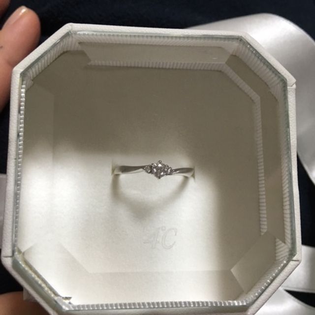 【4℃ BRIDAL(ヨンドシーブライダル)の口コミ】 プロポーズをされたときにこの指輪を渡されました。付き合っていたときも…