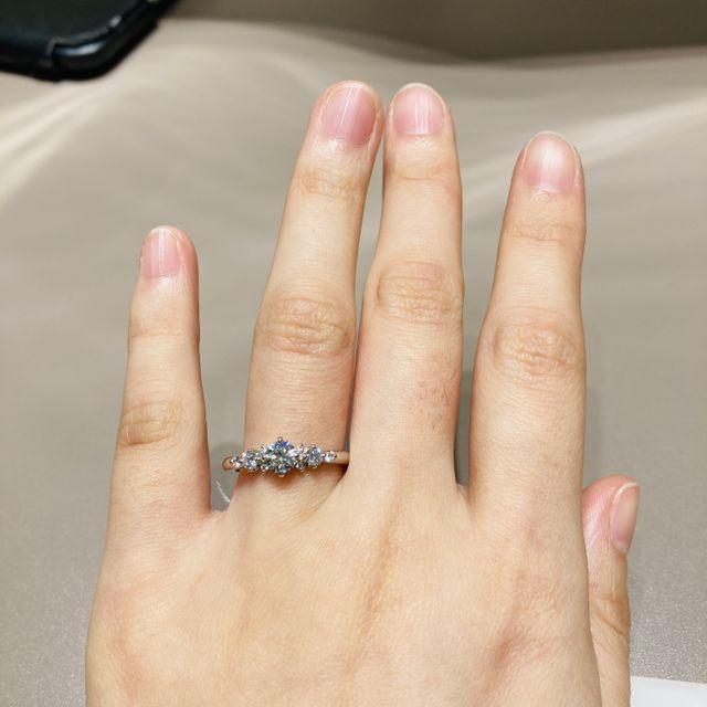 【4℃ BRIDAL(ヨンドシーブライダル)の口コミ】 大きめのセンターダイヤのサイドに少し小さいダイヤが並んだ華やかかつ可…