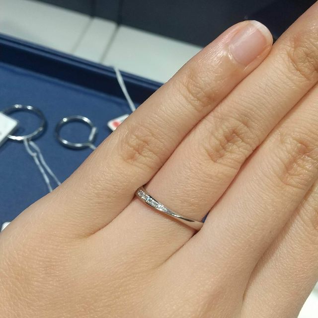 【銀座ダイヤモンドシライシの口コミ】 細身のデザインで指をすっきり長く見せてくれる点がいいと思いました。派…