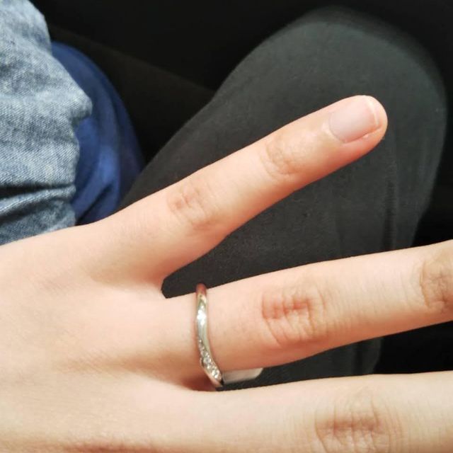 【アイプリモ(I-PRIMO)の口コミ】 ウェーブしている中にダイヤモンドの輝きがあり、シンプルできれいなデザ…