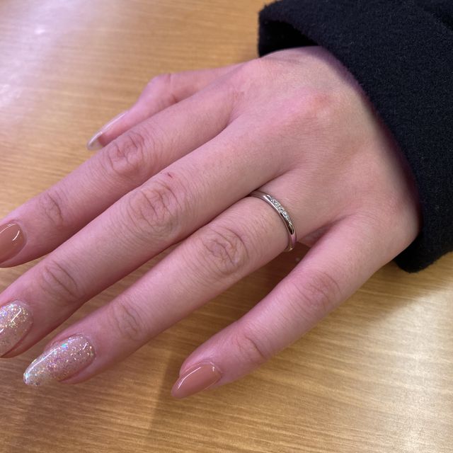 【銀座ダイヤモンドシライシの口コミ】 デザインがとても良く、価格もお手頃だったので購入しました！
小さいダイ…