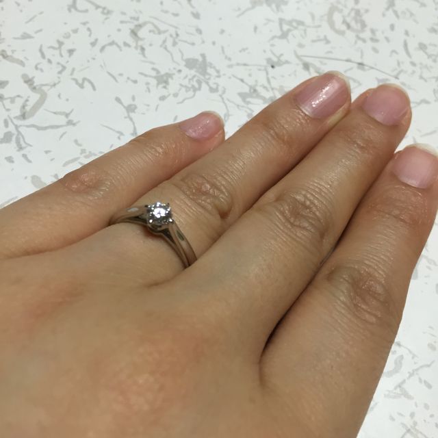【4℃ BRIDAL(ヨンドシーブライダル)の口コミ】 婚約指輪なので、よくドラマなどで見るような一粒のダイヤモンドのが欲し…
