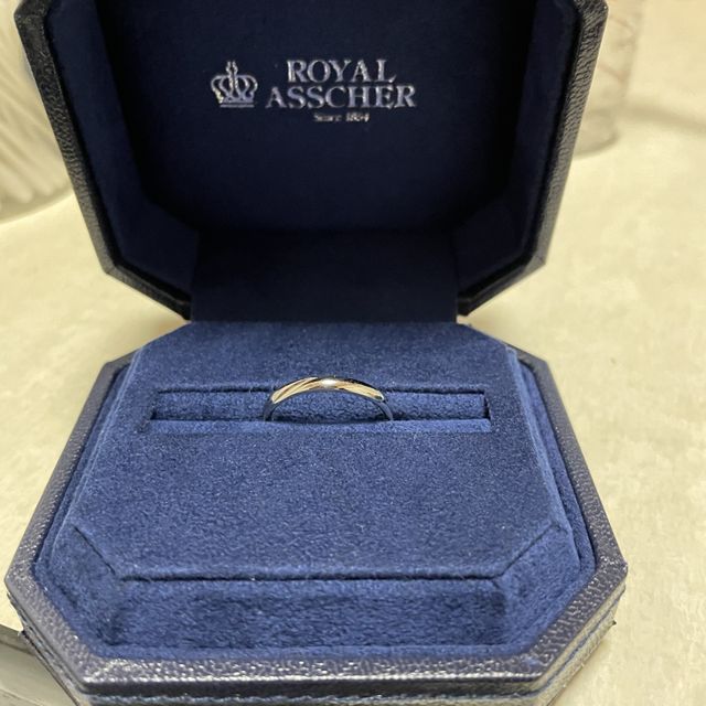 【ROYAL ASSCHER(ロイヤル・アッシャー)の口コミ】 とてもシンプルなデザインの割には頑丈でダイヤの代わりに中央にラインが…