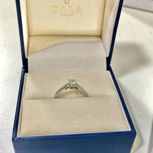 【GALA JEWELRY(ガラジュエリー)の口コミ】 エンゲージリングを購入しました。いくつか提案いただいた中で石の輝きが…