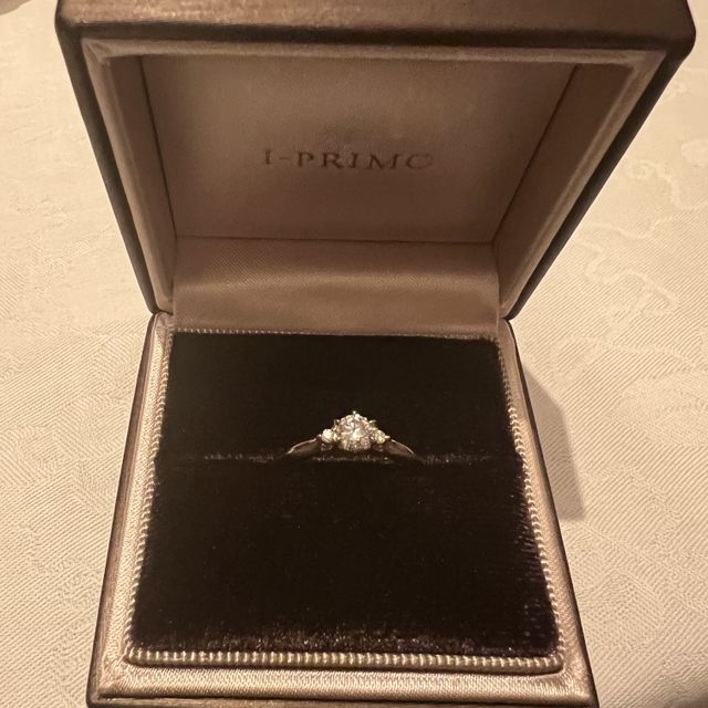 【アイプリモ(I-PRIMO)の口コミ】 デザインが珍しく、とても良かったです。
リングとダイヤモンドの間がハー…