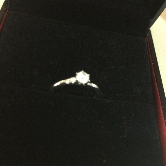 【ラザール ダイヤモンド(LAZARE DIAMOND)の口コミ】 手が小さく、指にもコンプレックスがありました。が、指輪の形がS字ライン…