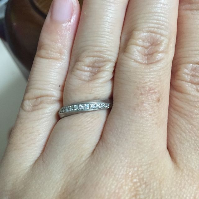 【ギンザタナカブライダル(GINZA TANAKA BRIDAL)の口コミ】 少し太めで存在感があります。デザインはねじれていて女性の物はダイヤが…