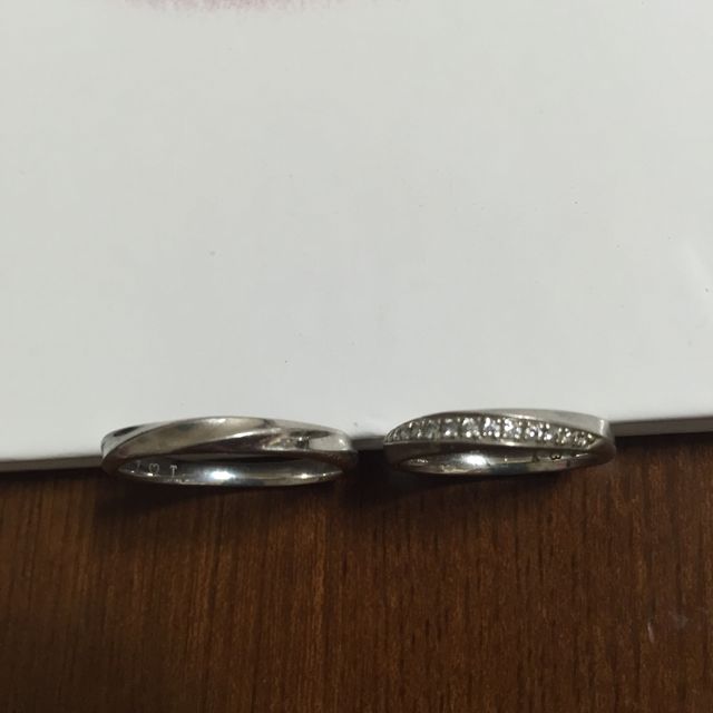 【ギンザタナカブライダル(GINZA TANAKA BRIDAL)の口コミ】 少し太めで存在感があります。デザインはねじれていて女性の物はダイヤが…