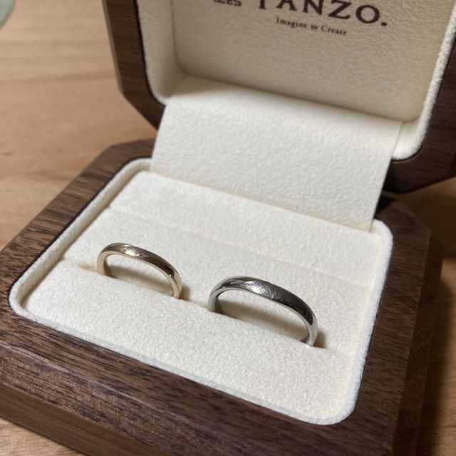 【TANZO.(鍛造指輪)の口コミ】 私はシャンパンゴールド、彼はホワイトゴールドにしました。指輪といえば…