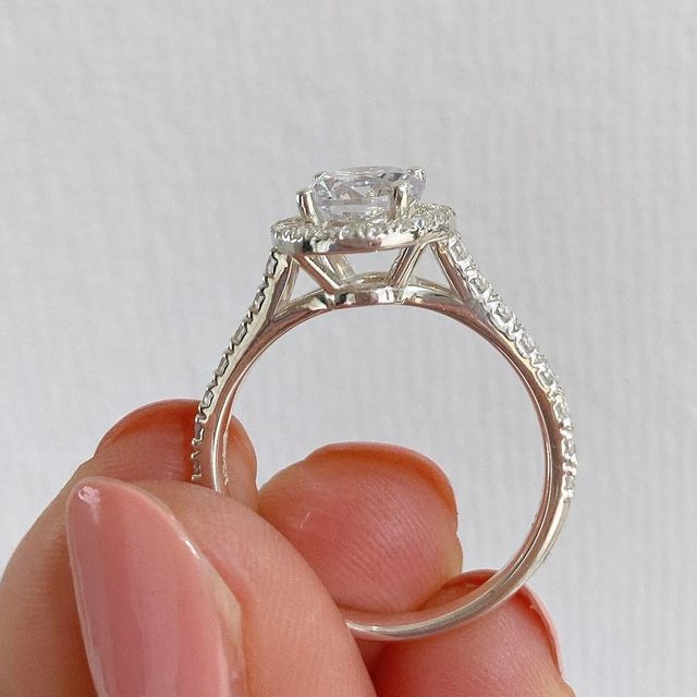 【KYRAH(キイラ)の口コミ】 【ダイヤの大きさ、デザインと価格】

予算内で希望していた1カラットのヘ…