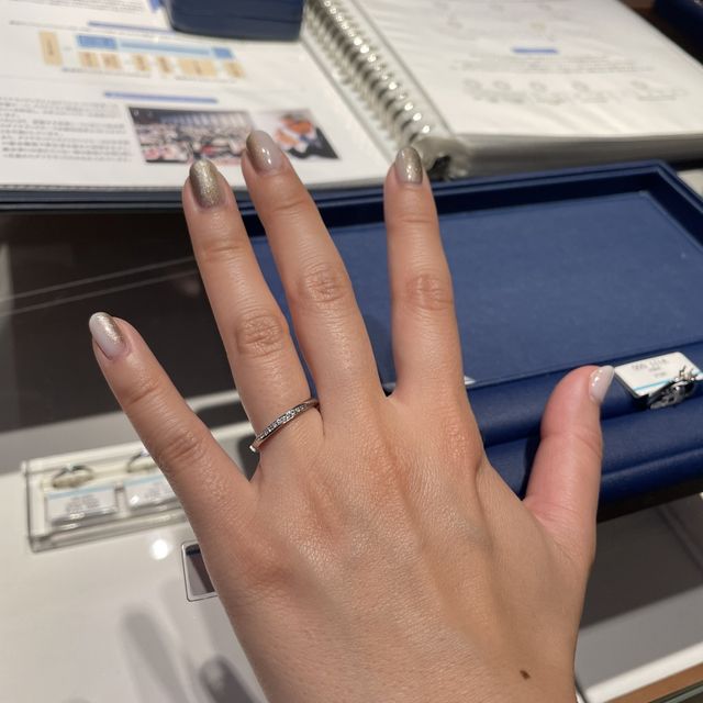 【銀座ダイヤモンドシライシの口コミ】 デザインはストレート。だけど、ダイヤモンドが斜めに入っているので指が…