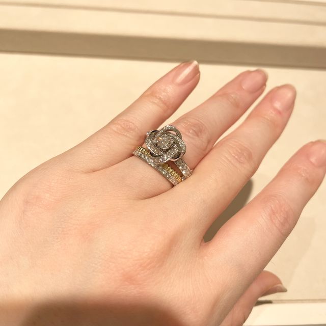 【ブシュロン(BOUCHERON)の口コミ】 ピヴォワンヌは花びら部分がかなり大きいデザインのため、センターダイヤ…