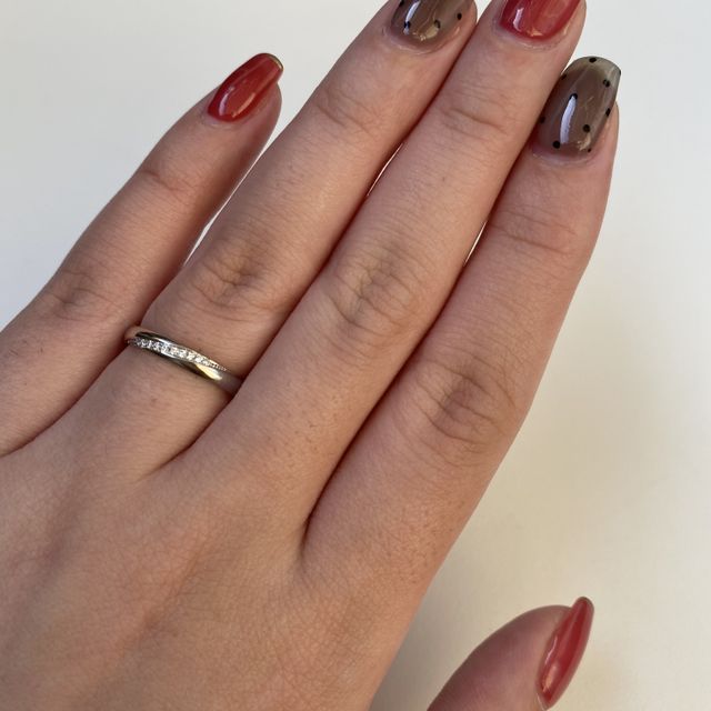 【PILOT BRIDAL(パイロットブライダル)の口コミ】 指輪のデザインは波の様なデザインでシンプル過ぎずデザイン性もあり、探…