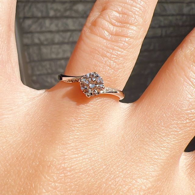 【彩乃瑞(IRONOHA)の口コミ】 4点止めの珍しいデザインであり、0.5ctのダイヤがサイドの光もはいり、と…