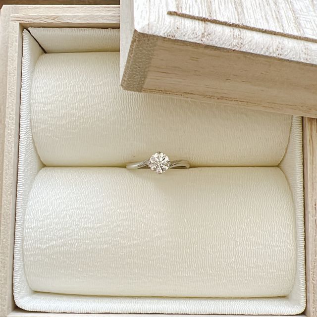 【彩乃瑞(IRONOHA)の口コミ】 4点止めの珍しいデザインであり、0.5ctのダイヤがサイドの光もはいり、と…