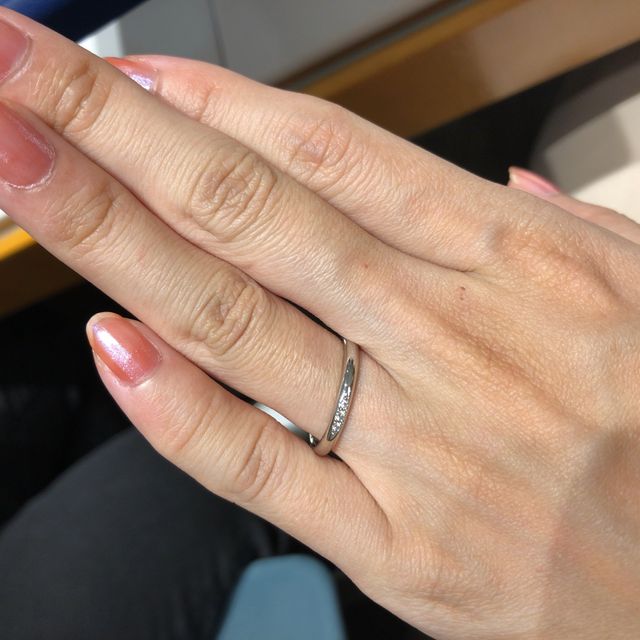【銀座ダイヤモンドシライシの口コミ】 デザインは可愛かった。
石の配置も、指が綺麗に見える配置に
計算されて…