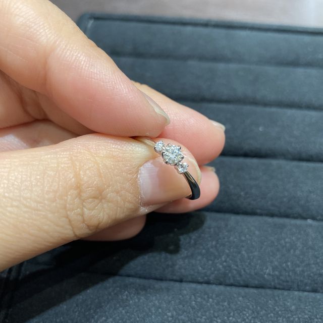 【TRECENTI(トレセンテ)の口コミ】 ストレートのシンプルな指輪。ダイヤモンドも控えめなのに綺麗に見えたか…
