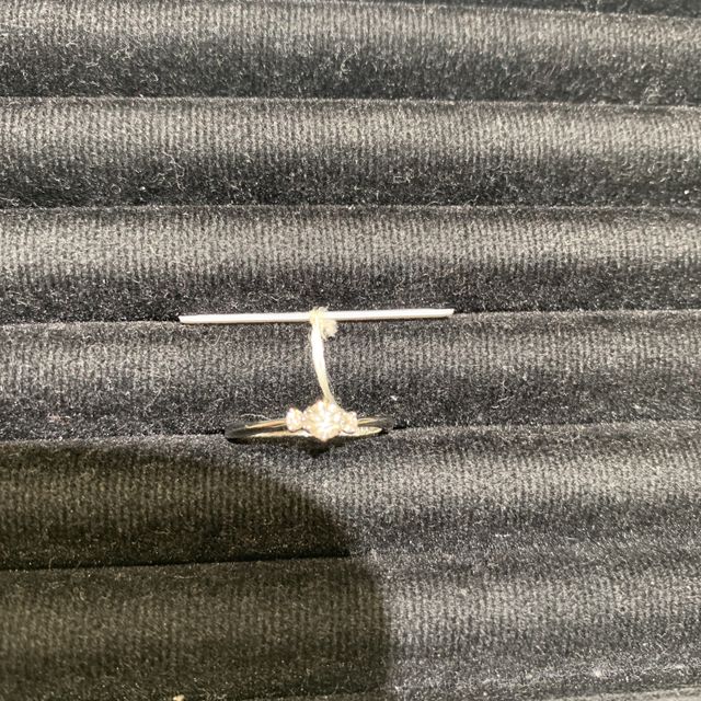 【TRECENTI(トレセンテ)の口コミ】 婚約指輪のダイヤモンドが特徴的で、サイドのダイヤモンドに比べて中央の…