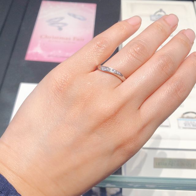 【銀座ダイヤモンドシライシの口コミ】 指輪デザインはダイヤがキラキラ輝いており、ハートキューピット加工がさ…