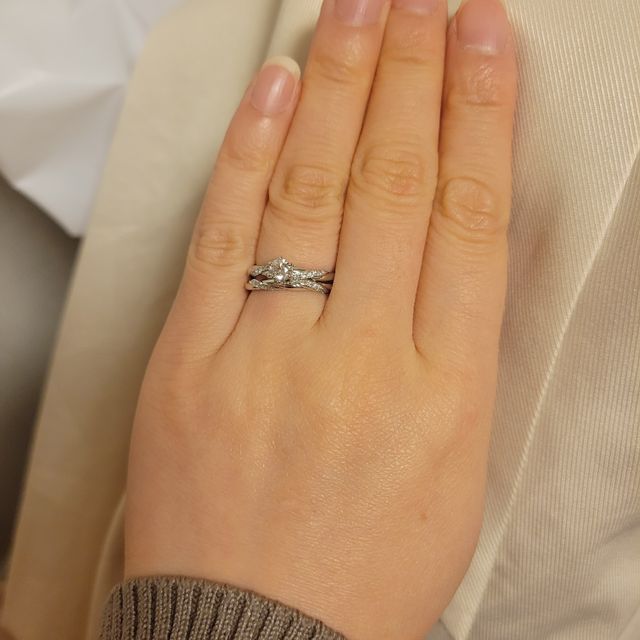 【銀座ダイヤモンドシライシの口コミ】 ねじりが入っているデザインがとにかく素敵で彼も私もひと目で気に入りま…